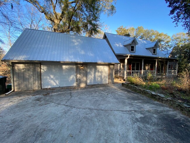 Building Photo - Unique Home in Perry