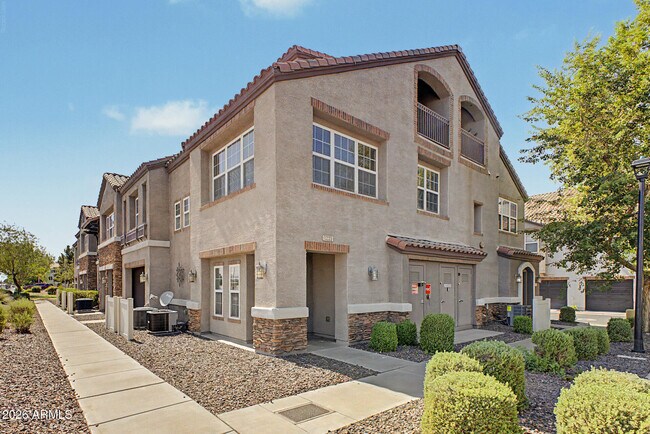 Photo - 2233 E Huntington Dr