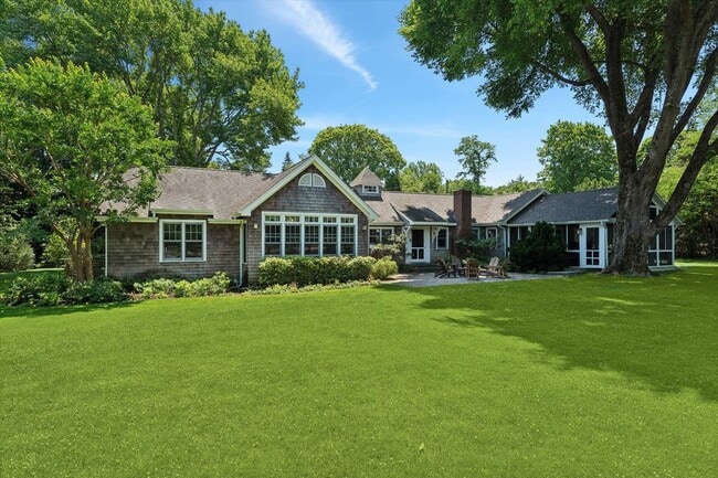 Building Photo - 695 Main St