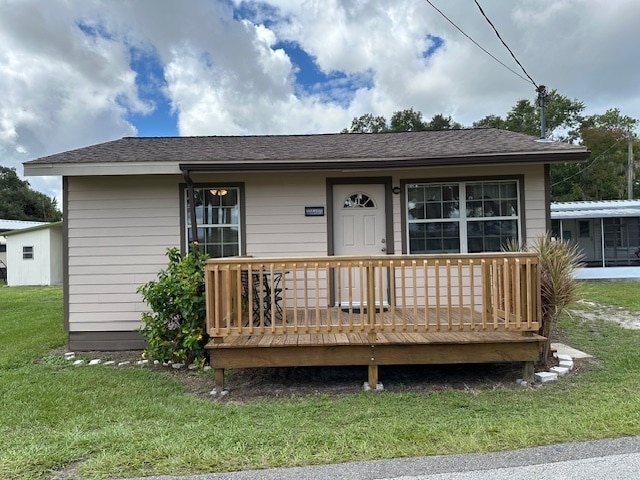 Charming cottage in a relaxed lake-community setting with a large walk-out deck overlooking water