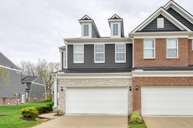 Photo - 2832 Fairgrove Cres