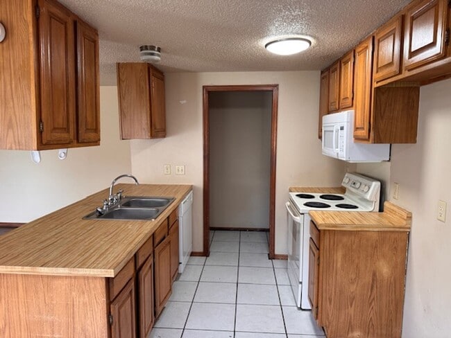 Photo - 3 bed, 2 full bath, 2 car garage duplex for rent in south OKC! Moore Schools