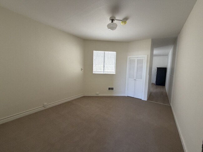 Building Photo - Bright & Spacious One Bedroom, Recently Renovated, W&D in Unit. Available Now!