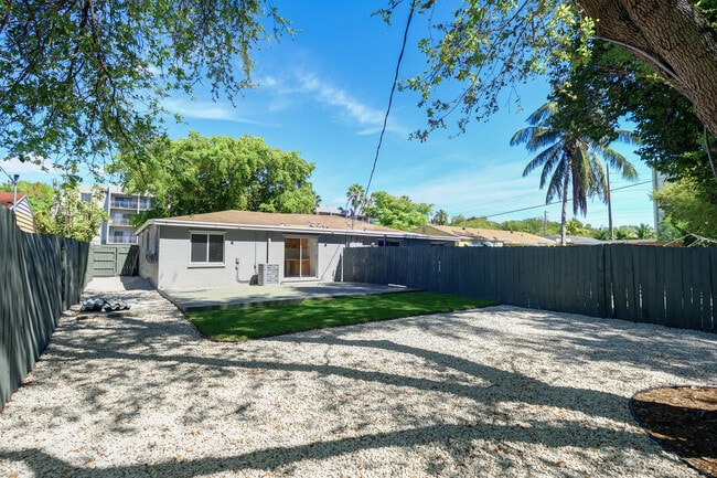 Private Yard! - 1556 NE 135th St Unit 2