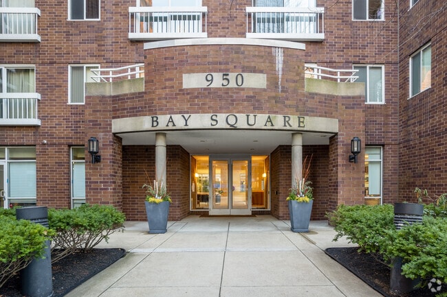 Entrada - Bay Square