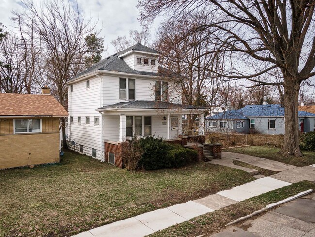 Building Photo - 3 Bedroom - 1 Bath - $1,295 Rental