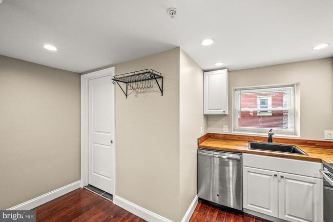 Photo - 980 N Lawrence St