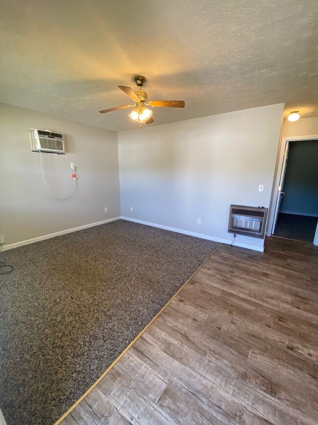 Photo - 146a College St SE