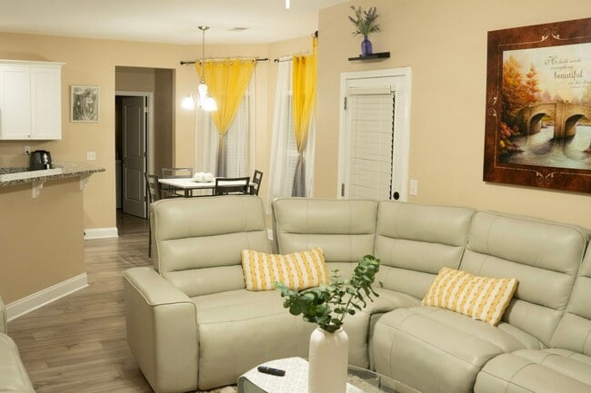 Photo - 3499 Henley St