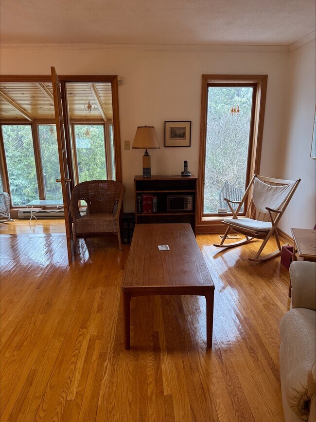 Photo - BEAUTIFUL FOR BEDROOM HOME MINUTES FROM WESTERN CAMPUS