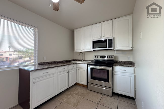 Building Photo - 641 N 30th St Unit 641 N 30th St 2