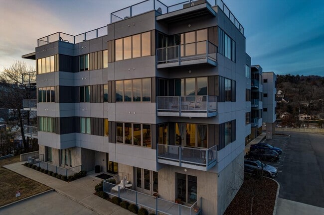 Building Photo - 411 Fairpoint St Unit #202