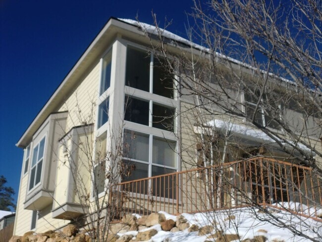 Building Photo - COMING IN AUGUST! Nice 4-bed Townhouse in ...