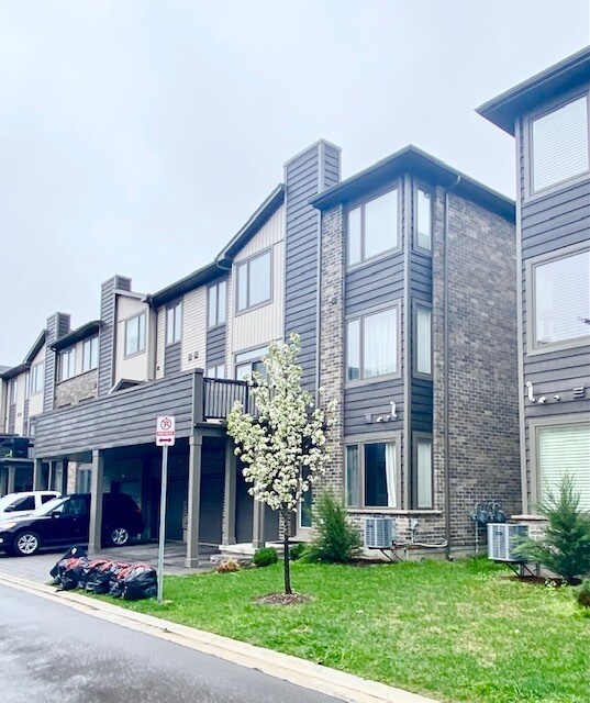 Building Photo - Hyde Park * 3 Bdrm Double Car Garage * 3 Level * MAY 1st Unit 134