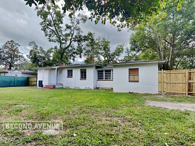 Photo - 1975 Rugby Rd