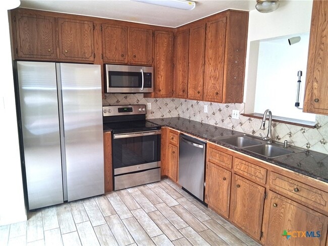 Building Photo - 130 Wind Ridge Dr