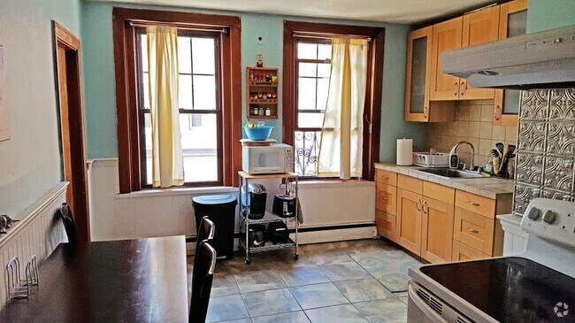 Building Photo - 4 bedroom in Boston MA 02113 Unit 2 Rental