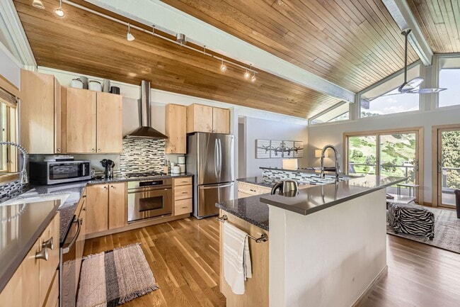 Building Photo - Stunning 4 BDR/2BA Mountain Retreat