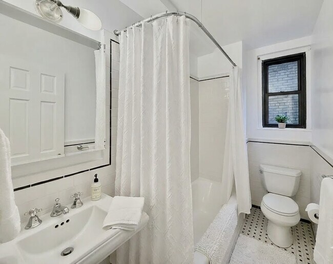 Photo - 128 E 56th St