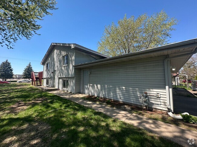 Building Photo - Beautiful 3 bedroom, 2 bath Townhome with ...
