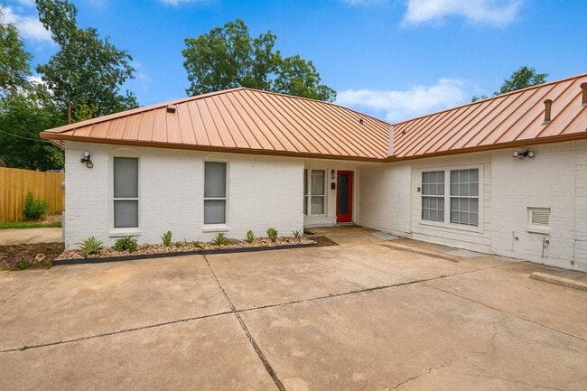 Building Photo - What a deal! a 3 bed house 5 min from DT a... Unit B