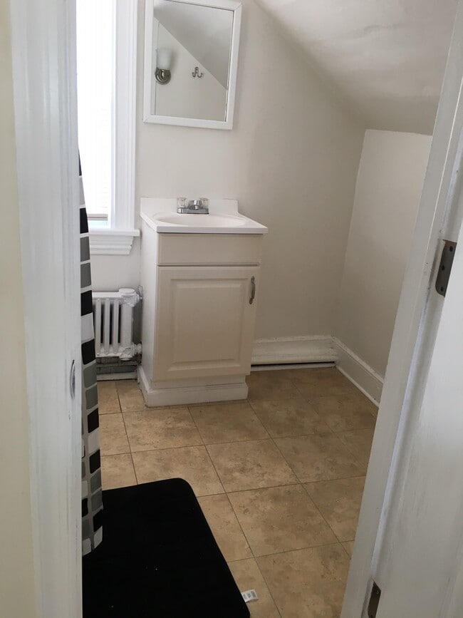 Building Photo - 372 Farnsworth Ave Unit 3A