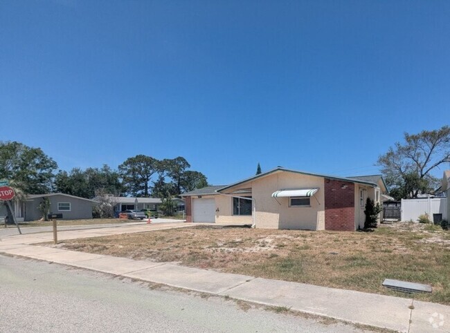Building Photo - CORNER LOT 2/2 over 1246sf with NEW lvp fl... Rental