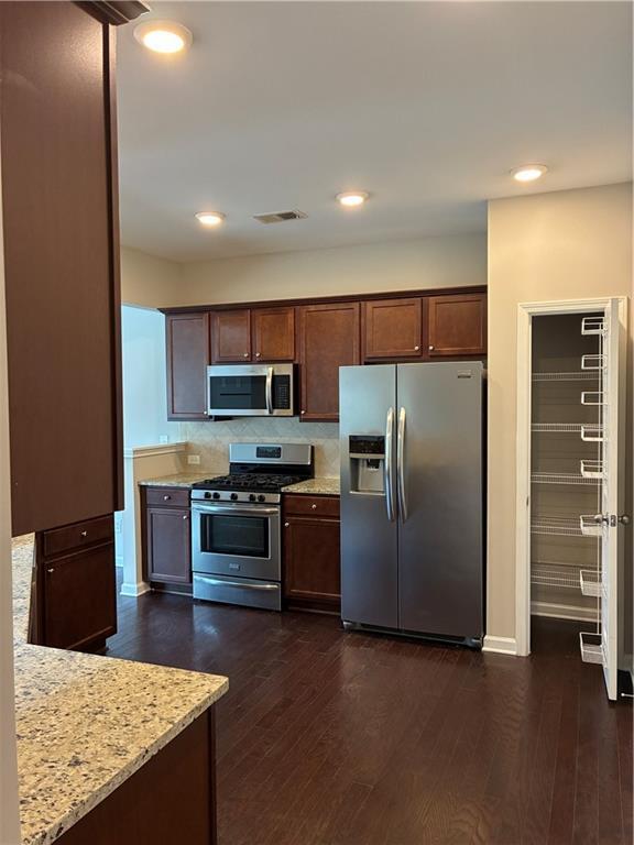 1335 Hampton Oaks Dr