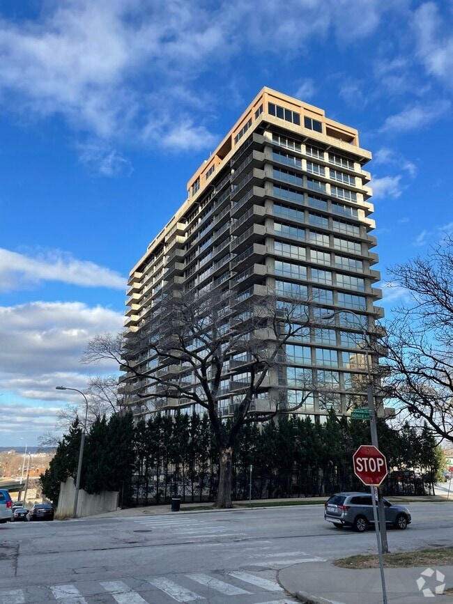 Building Photo - COMING SOON! Stunning 2-Bed, 2-Bath Condo ... Unit 1902