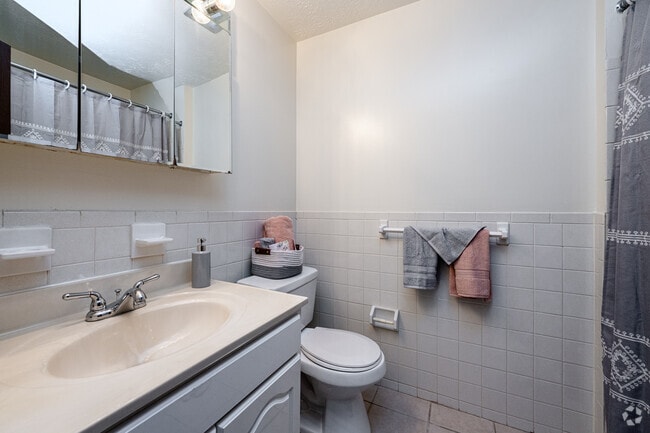 2BR, 1.5BA - 858SF - Bathroom