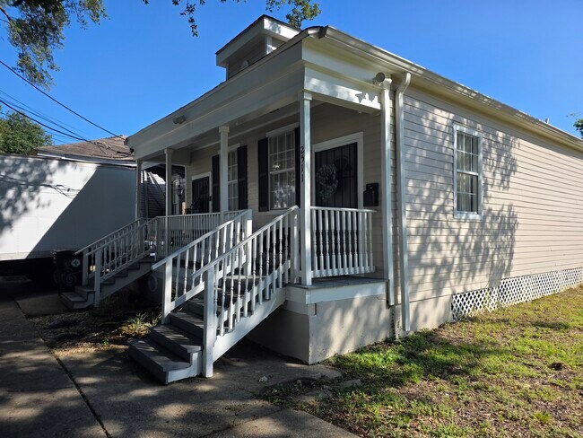 Building Photo - 2511 Banks St Unit 2511 Rental