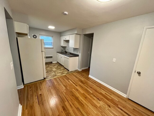 Building Photo - 2739 Lafeuille Ave Unit #4