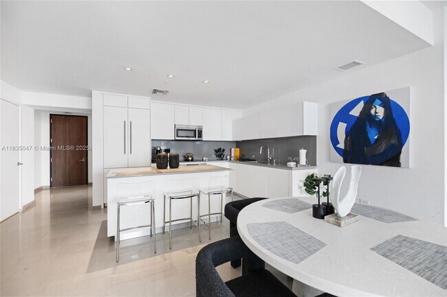 Photo - 88 SW 7th St Unidad 1010