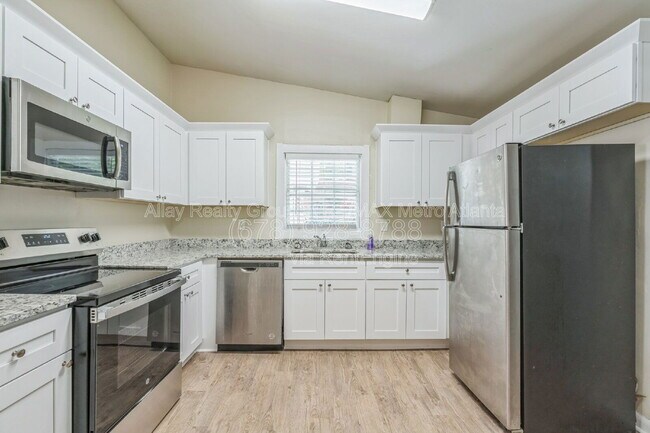 Photo - 16 Bromack Dr SE