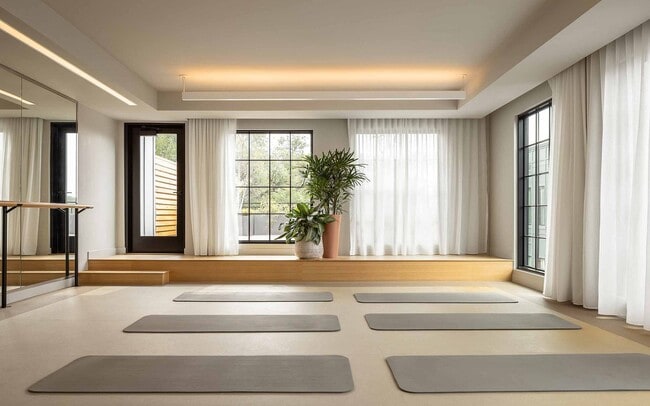 09 - Jaeger Square - Yoga Studio