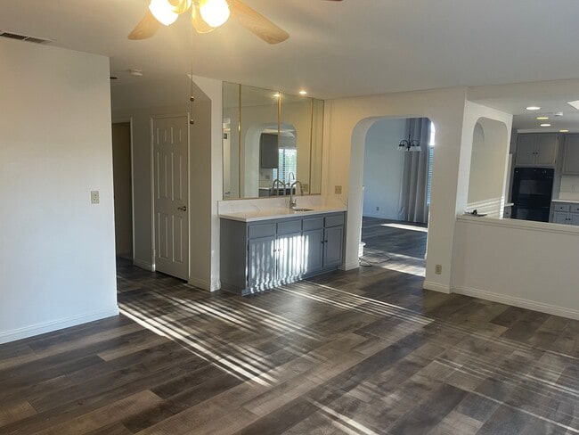 Photo - 2215 Lobelia Ave