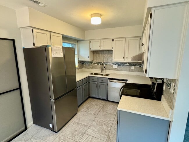 2BR/2BA in the Heart of Thalia! New Paint ... - 2BR/2BA in the Heart of Thalia! New Paint ... House