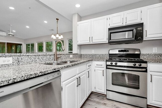 Bright 2BD/2BA Tennis Villa at Lake Norman!