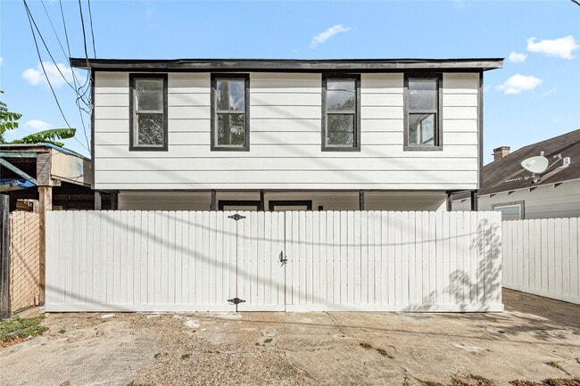 Building Photo - 3229 Holman St Unit 4