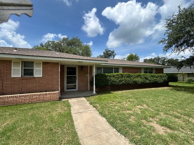Beautiful Corner Lot Living - Beautiful Corner Lot Living House