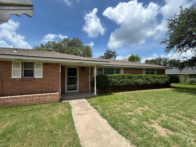 Building Photo - Beautiful Corner Lot Living Rental