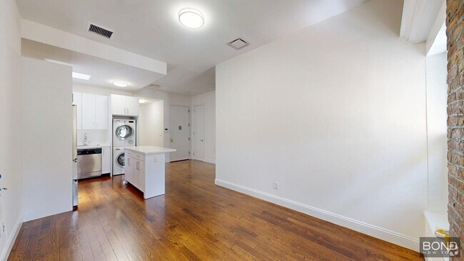 Building Photo - 116 E 60th St Unit 5th Floor Rental