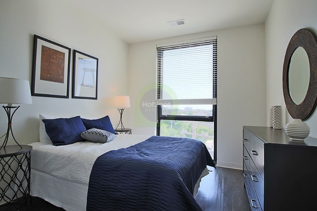 Photo - 824 N Milwaukee Ave