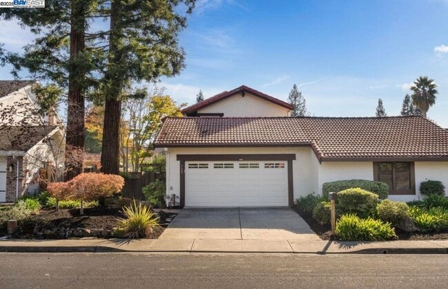 Photo - 725 Old Creek Rd