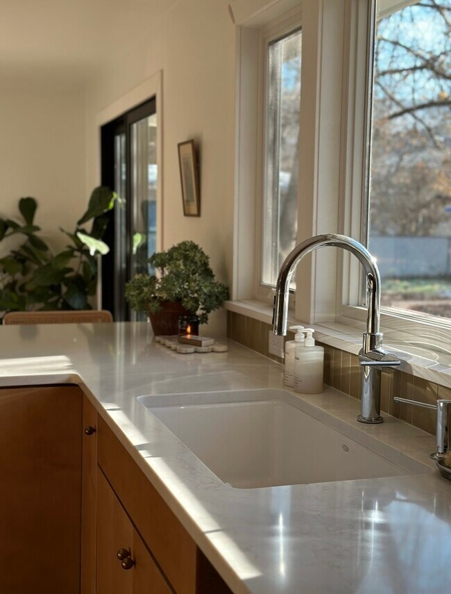 Photo - 3338 Hollis St