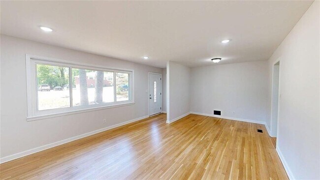 Photo - 8 Larose Dr SW