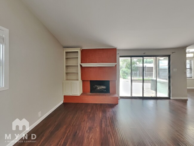 Photo - 925 Warren Way