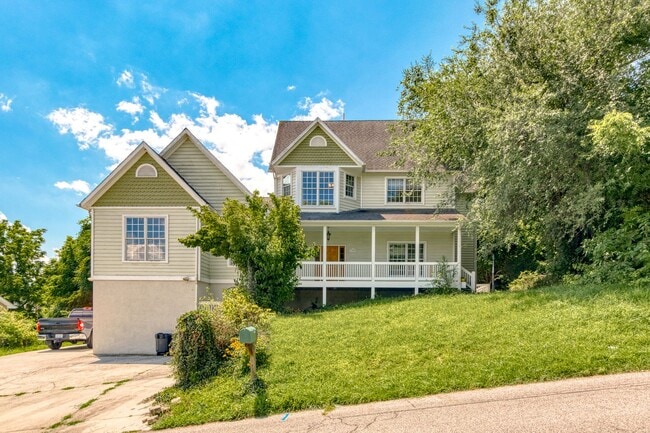 Building Photo - 5 to 8 Bedrooms. Pet Friendly.