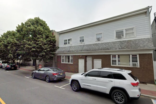 Building Photo - 575 Roosevelt Ave Rental