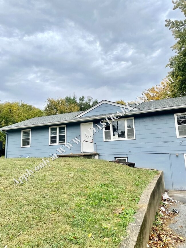 Building Photo - 4904 NE 44th Terrace